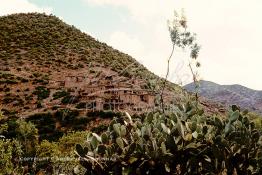 Image du Maroc Professionnelle de  Village berbère du haut Atlas non loin de la vallée de l'Ourika, ce village s'incruste dans les montagnes comme un caméléon, il est situé sur la route de l'Oukaimden, Samedi 22 Février 1992. (Photo / Abdeljalil Bounhar) 